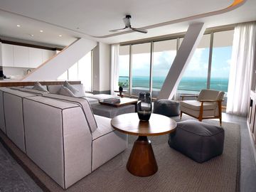 RESIDENCIA PRIVADA FRENTE AL MAR CARIBE – ELEGANCIA TOTAL EN CADA DETALLE