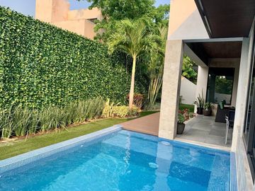 Casa en venta con paneles solares en la privada Tumin, Yucatán Country Club