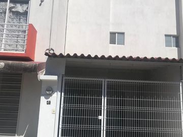CASA EN VENTA CON LOCAL HEROES DE CHALCO III