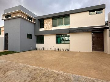 CASA EN VENTA MERIDA 4 RECÁMARAS Y ALBERCA