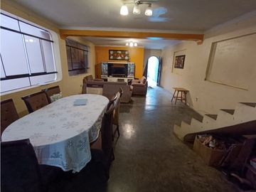 VILLA MARÍA DEL TRIUNFO - VENTA CASA CON COCHERA - ÁREA 205 m2