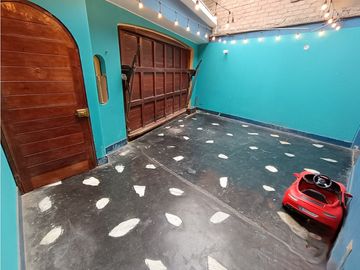 VILLA MARÍA DEL TRIUNFO - VENTA CASA CON COCHERA - ÁREA 205 m2