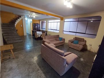 VILLA MARÍA DEL TRIUNFO - VENTA CASA CON COCHERA - ÁREA 205 m2
