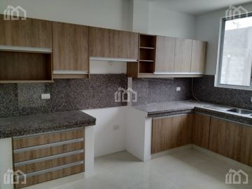 CASA EN VENTA EN SUR DE MANTA