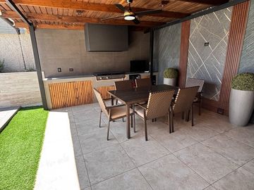 Propiedad remodelada completamente! Estancia liray