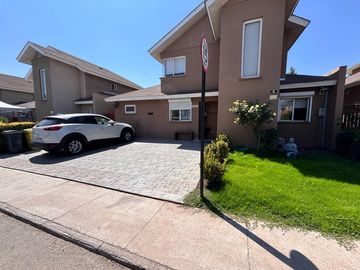 Propiedad remodelada completamente! Estancia liray