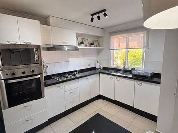 Propiedad remodelada completamente! Estancia liray