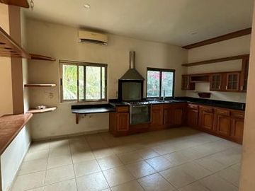 Venta Residencia en Zona Colegios, Cancún
