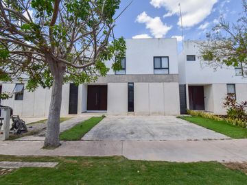 Casa amueblada en venta dentro de privada en Cholul