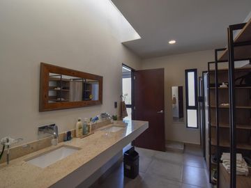 Casa amueblada en venta dentro de privada en Cholul