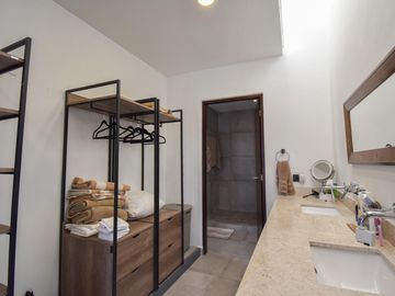 Casa amueblada en venta dentro de privada en Cholul