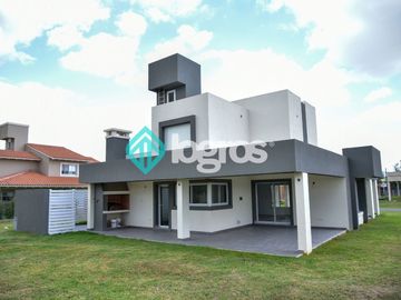 Casa en venta en barrio privado Jockey Club - Salta Capital