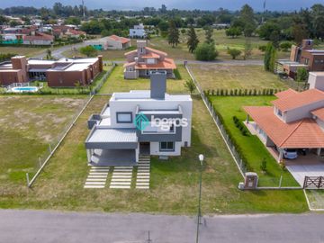 Casa en venta en barrio privado Jockey Club - Salta Capital