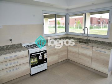 Casa en venta en barrio privado Jockey Club - Salta Capital