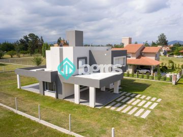 Casa en venta en barrio privado Jockey Club - Salta Capital