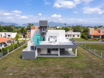 Casa en venta en barrio privado Jockey Club - Salta Capital