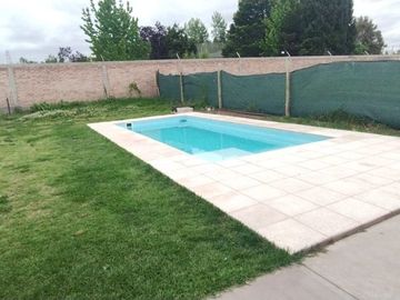 CASA EN VENTA CON PILETA VISTALBA LUJAN DE CUYO