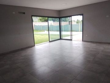 CASA EN VENTA CON PILETA VISTALBA LUJAN DE CUYO