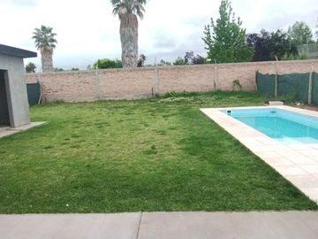 CASA EN VENTA CON PILETA VISTALBA LUJAN DE CUYO