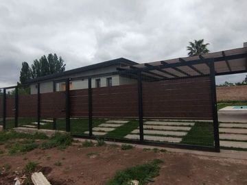 CASA EN VENTA CON PILETA VISTALBA LUJAN DE CUYO
