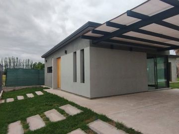 CASA EN VENTA CON PILETA VISTALBA LUJAN DE CUYO