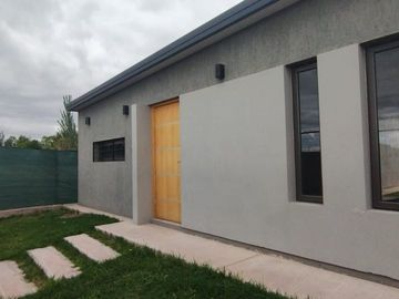 CASA EN VENTA CON PILETA VISTALBA LUJAN DE CUYO
