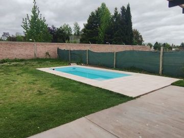 CASA EN VENTA CON PILETA VISTALBA LUJAN DE CUYO