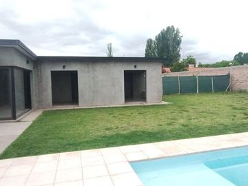 CASA EN VENTA CON PILETA VISTALBA LUJAN DE CUYO