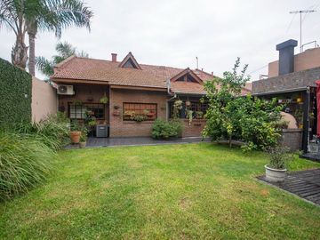 Venta Casa 6 ambientes con Jardín en el Palomar