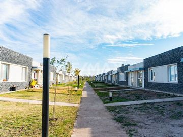 VENTA CASAS 2 DORM. LA FALDA, CIPOLLETTI