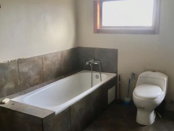 Vendo casa en el centro de Quillota, amplio patio.