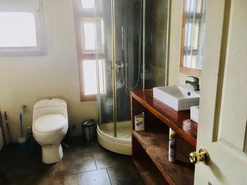 Vendo casa en el centro de Quillota, amplio patio.