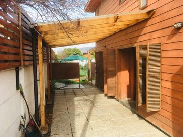 Vendo casa en el centro de Quillota, amplio patio.