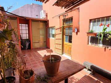 Venta CASA de 2 dormitorios, patio, terraza. Beccar
