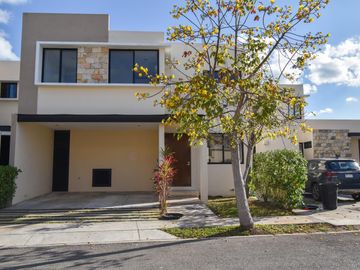 Casa de 3 recámaras en venta dentro de privada en Conkal