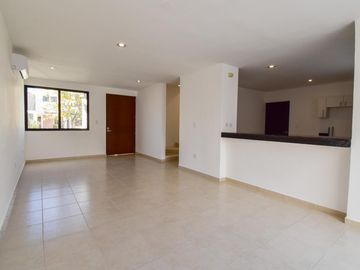 Casa de 3 recámaras en venta dentro de privada en Conkal
