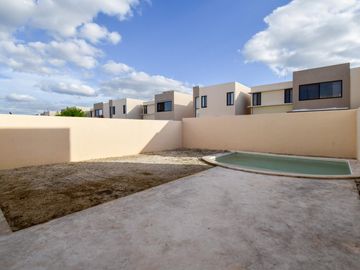 Casa de 3 recámaras en venta dentro de privada en Conkal