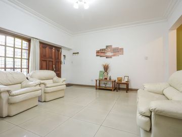 CASA EN VENTA EN RAMOS MEJÍA 6 AMBIENTES