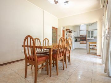 CASA EN VENTA EN RAMOS MEJÍA 6 AMBIENTES