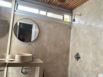 CASA EN VENTA DE 3 DORMIS + ESTUDIO Y PILETA