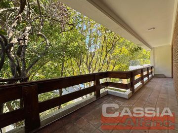 CHALET DOS PLANTAS EXCELENTE CALIDAD, 3 DORMIT, FONDO, TERRAZ, QUINCHO