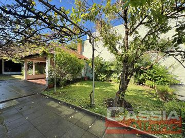 CHALET DOS PLANTAS EXCELENTE CALIDAD, 3 DORMIT, FONDO, TERRAZ, QUINCHO