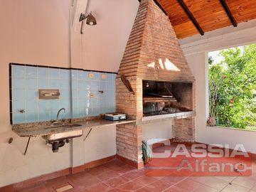 CHALET DOS PLANTAS EXCELENTE CALIDAD, 3 DORMIT, FONDO, TERRAZ, QUINCHO