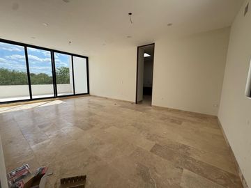 Casa en venta de 5 recámaras en privada con amenidades en Mérida