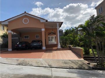 SE VENDE CASA EN EL DORAL, TUMBA MUERTO