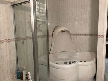 SE VENDE CASA EN EL DORAL, TUMBA MUERTO