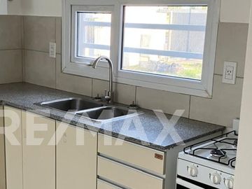 VENTA CASA EN ESQUINA 2 DORM| LA FALDA, CIPOLLETTI