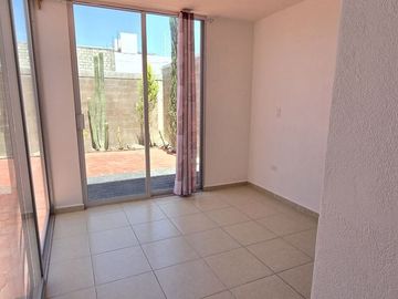Venta de casa con recamara en planta baja en La Vida, Corregidora
