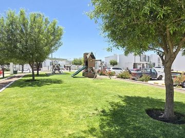 Venta de casa con recamara en planta baja en La Vida, Corregidora