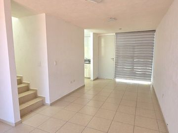 Venta de casa con recamara en planta baja en La Vida, Corregidora